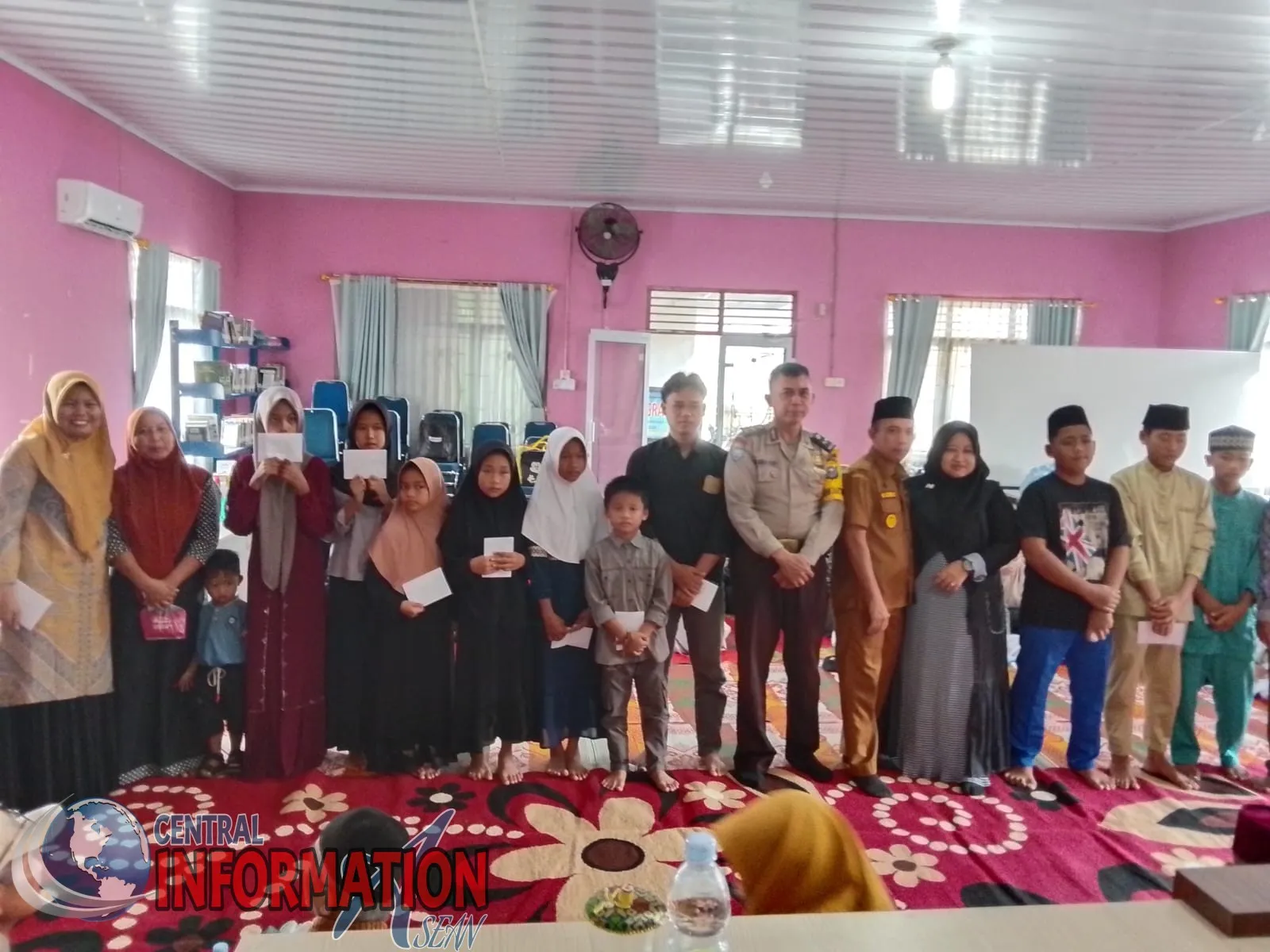 Bhabinkamtibmas Polsek Tualang memberikan santunan kepada anak yatim di Maredan Barat