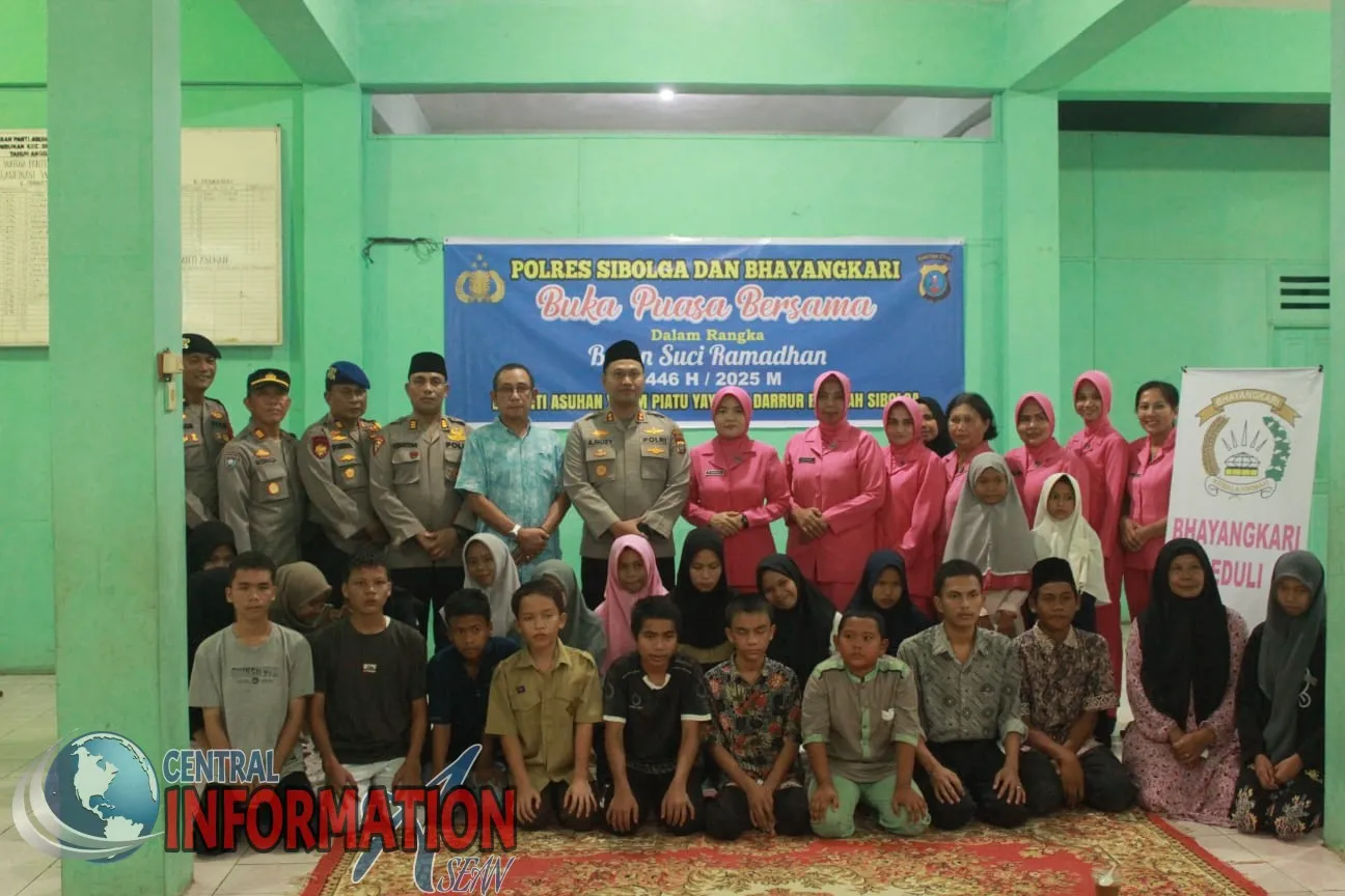 Foto bersama Kapolres Sibolga dengan anak-anak panti asuhan saat acara buka bersama.